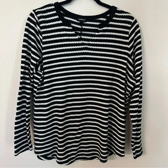 Torrid Women’s Long Sleeve Black & White Striped V-Neck Shirt Size 0, L, 12 GUC - Picture 2 of 8
